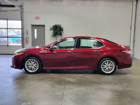 Used 2018 Toyota Camry XLE FWD image 8