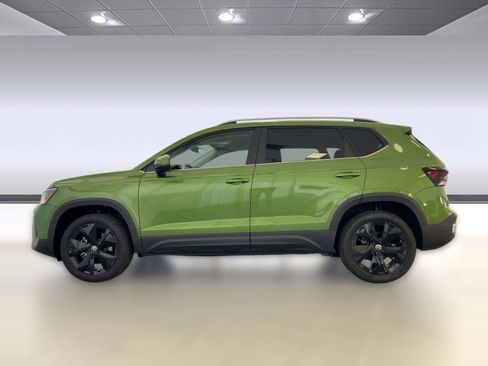 New 2026 Volkswagen Taos SE image 2