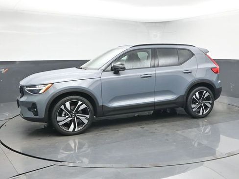 Used 2023 Volvo XC40 B5 Plus w/ Protection Package Premier image 4