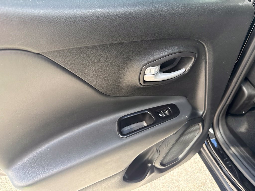 Used 2023 Jeep Renegade Latitude AWD/4WD image 24