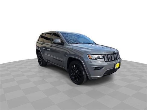 Used 2020 Jeep Grand Cherokee Altitude image 2