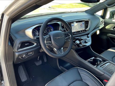 New 2026 Chrysler Pacifica Limited image 8