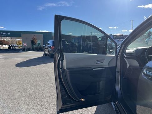 Used 2022 Toyota Sienna XLE image 27