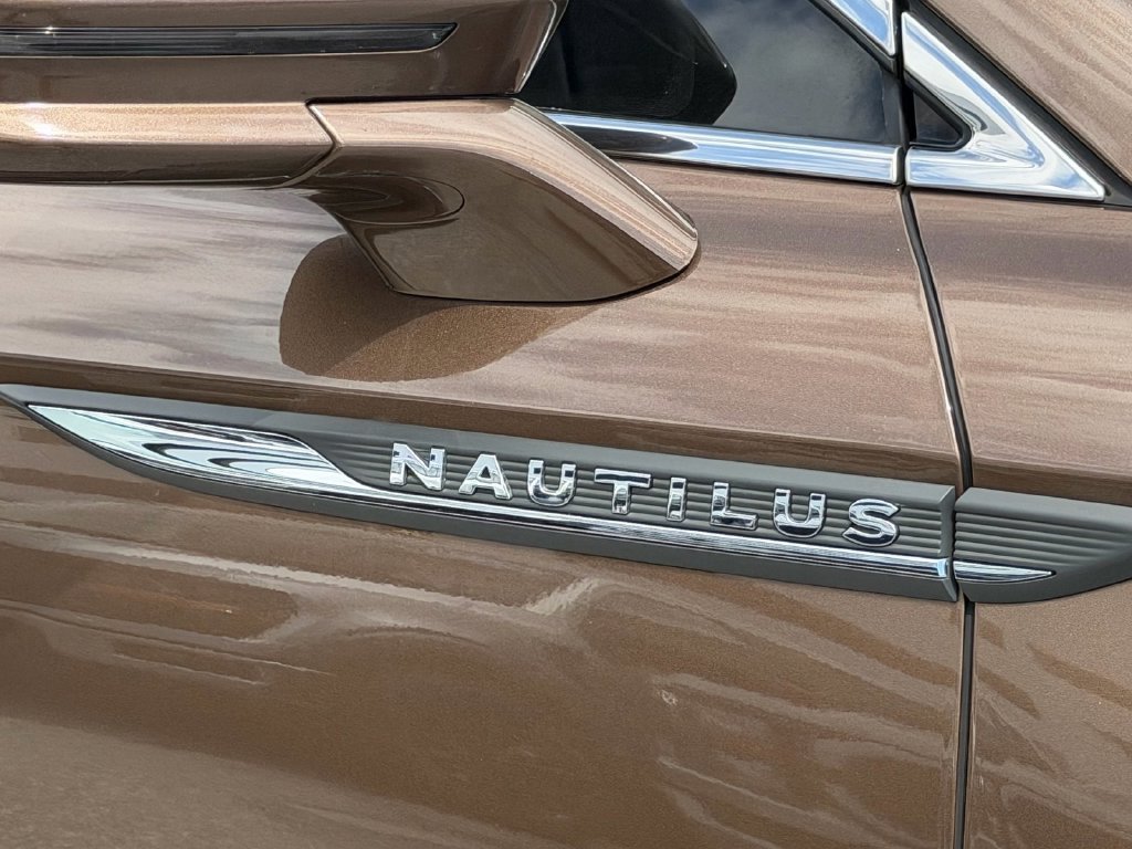 Used 2022 Lincoln Nautilus FWD w/ Premium Package image 10