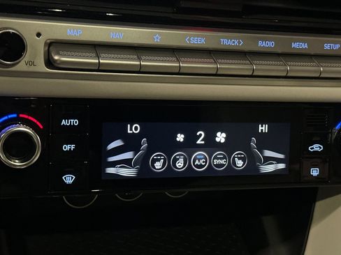 Used 2025 Genesis G70 2.5T image 21