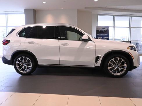 Used 2025 BMW X5 xDrive50e image 2