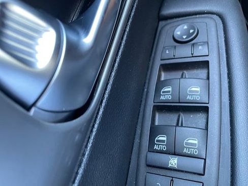 Used 2025 Chrysler Pacifica Select image 17