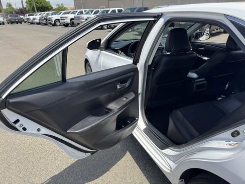 Used 2017 Toyota Camry SE w/ Moonroof Package FWD image 19