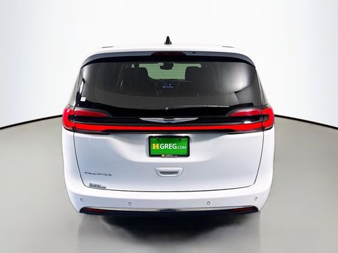 Used 2023 Chrysler Pacifica Touring-L image 8