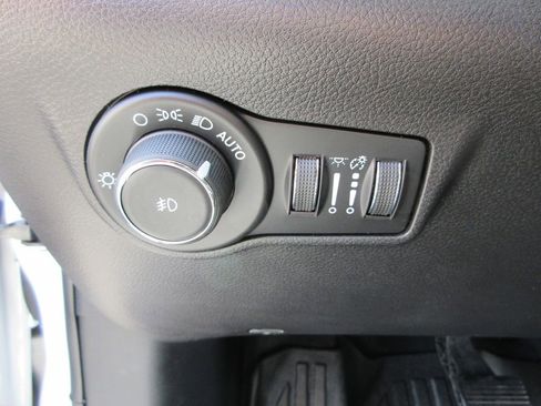 Used 2024 Jeep Compass Latitude w/ Sun and Sound Group AWD/4WD image 24