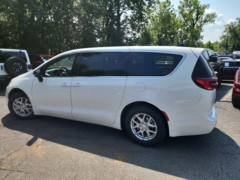 New 2026 Chrysler Pacifica Select image 21