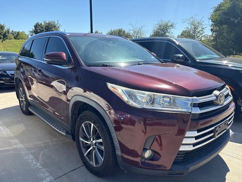 Used 2019 Toyota Highlander XLE FWD image 3