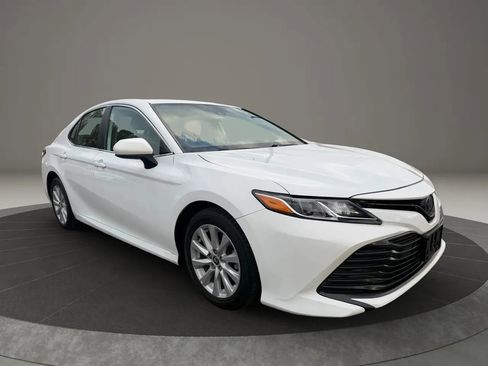 Used 2020 Toyota Camry LE image 3