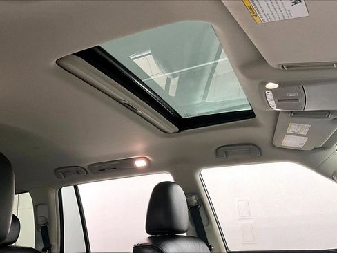 Used 2024 Nissan Armada SL image 28