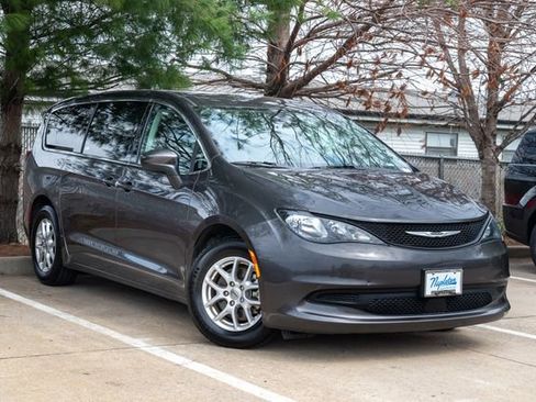Used 2023 Chrysler Voyager LX image 5