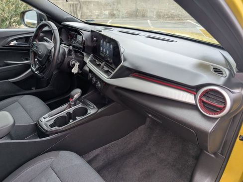 Used 2024 Chevrolet Trax RS w/ Sunroof Package image 23