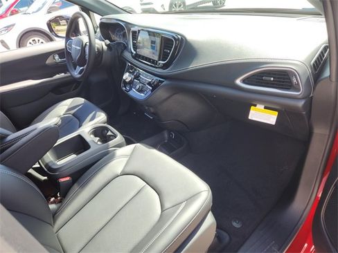 New 2026 Chrysler Pacifica Select image 25