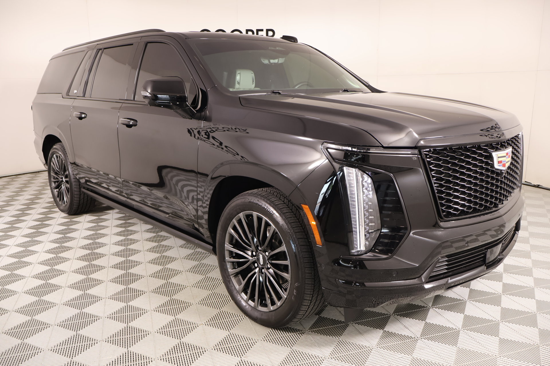 Used 2025 Cadillac Escalade ESV Sport Platinum w/ LPO, Floor Liner Package AWD/4WD image 1