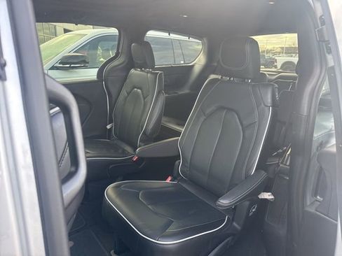 Used 2022 Chrysler Pacifica Limited w/ S Appearance Package image 6