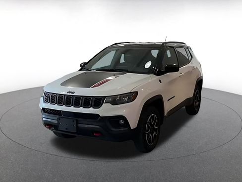 Used 2025 Jeep Compass Trailhawk image 4