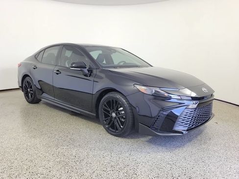 Used 2025 Toyota Camry SE FWD image 4