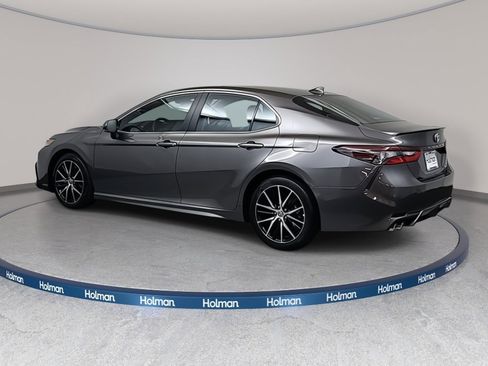 Used 2022 Toyota Camry SE image 3