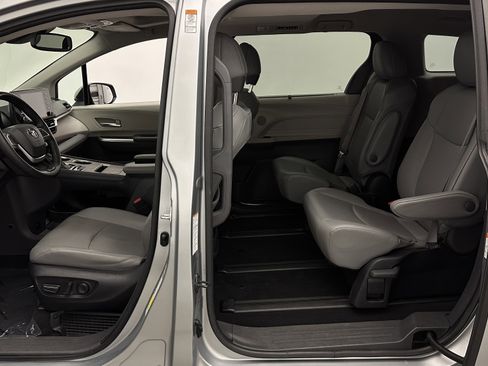 Used 2022 Toyota Sienna XLE image 24