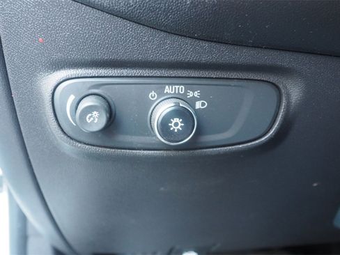 Used 2021 Chevrolet Equinox LS w/ LS Convenience Package image 17