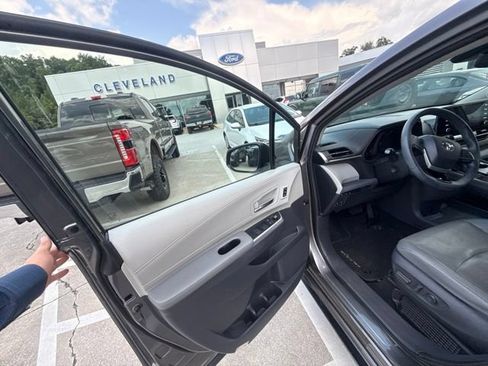 Used 2021 Toyota Sienna Limited FWD image 14
