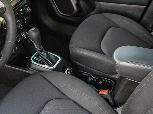Used 2023 Jeep Renegade Latitude AWD/4WD image 10