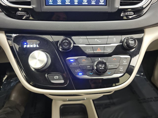Used 2020 Chrysler Pacifica Touring w/ Cold Weather Group FWD image 23