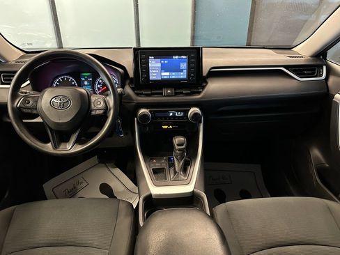 Used 2021 Toyota RAV4 LE FWD image 9