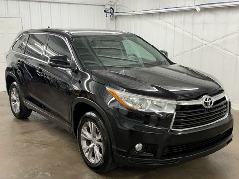 Used 2015 Toyota Highlander Plus FWD image 2