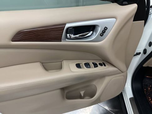 Used 2017 Nissan Pathfinder Platinum image 12