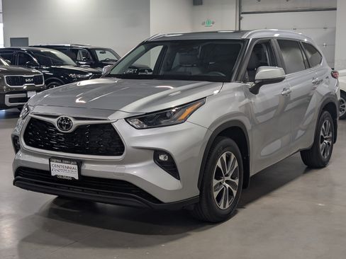 Used 2023 Toyota Highlander XLE AWD/4WD image 3