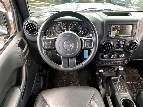 Used 2017 Jeep Wrangler Unlimited Sahara AWD/4WD image 4
