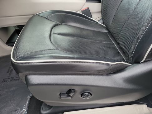 Used 2024 Chrysler Pacifica Limited FWD image 21