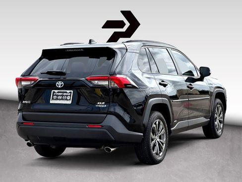 Used 2022 Toyota RAV4 XLE Premium image 8