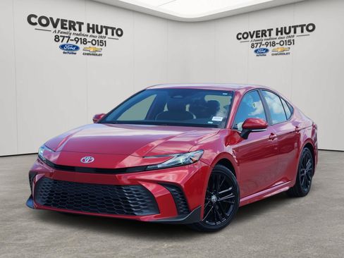 Used 2025 Toyota Camry SE FWD image 1