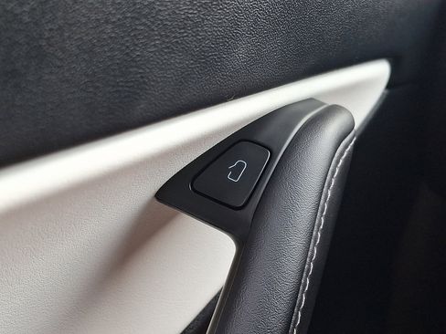 Used 2022 Tesla Model Y Long Range image 24