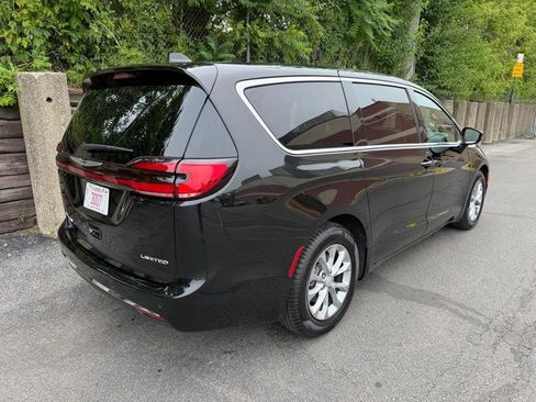 Used 2026 Chrysler Pacifica Limited FWD image 9