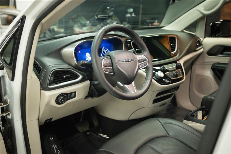 Used 2024 Chrysler Pacifica Limited FWD image 10