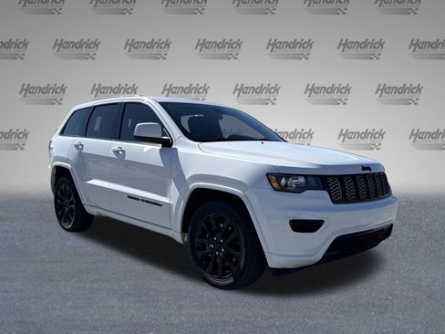 Used 2021 Jeep Grand Cherokee Laredo X image 2