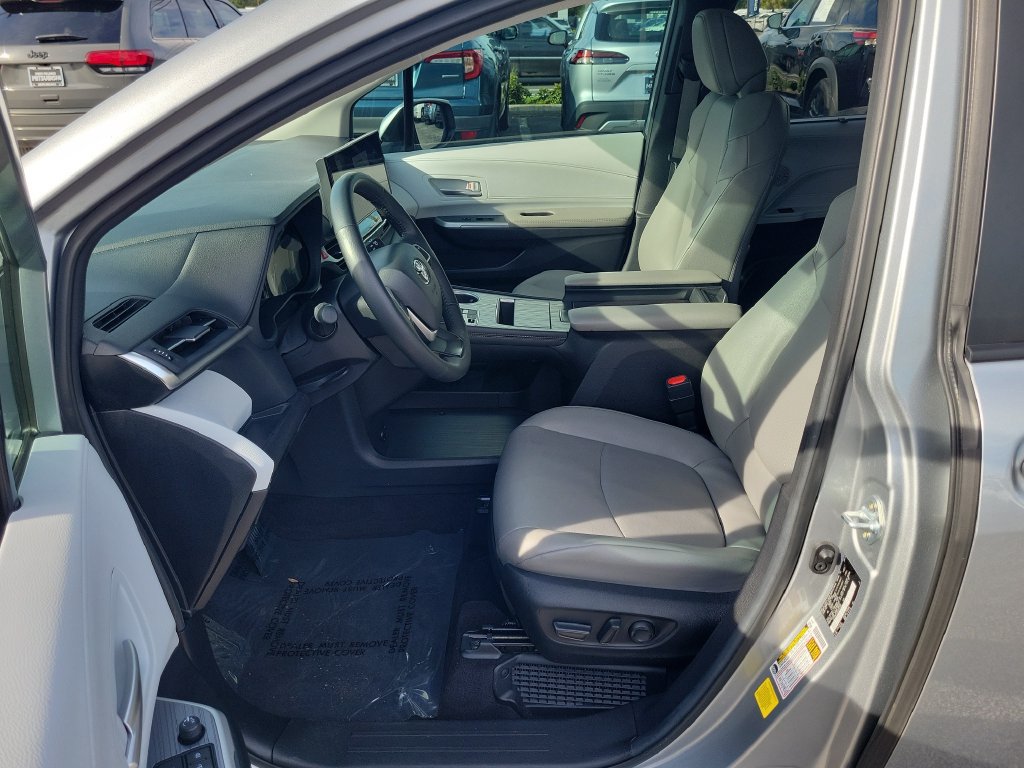 Used 2025 Toyota Sienna XLE FWD image 16