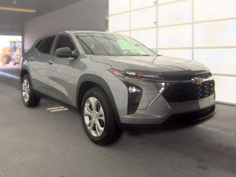 Used 2024 Chevrolet Trax LS w/ Driver Confidence Package FWD image 4