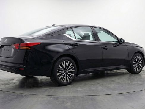 Used 2025 Nissan Altima 2.5 SV FWD image 9