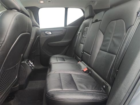 Used 2023 Volvo XC40 B5 Plus image 23
