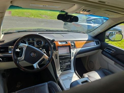 Used 2013 Cadillac Escalade Platinum AWD/4WD image 5
