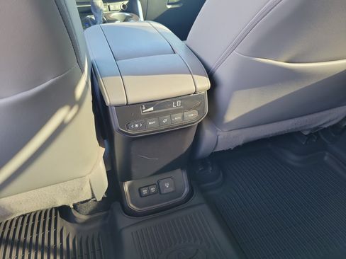 Used 2020 Toyota Highlander Limited FWD image 15