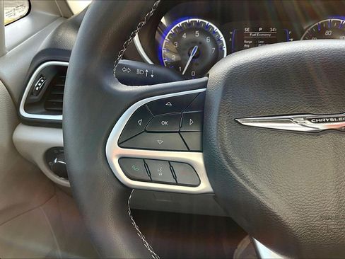 Used 2022 Chrysler Voyager LX image 22